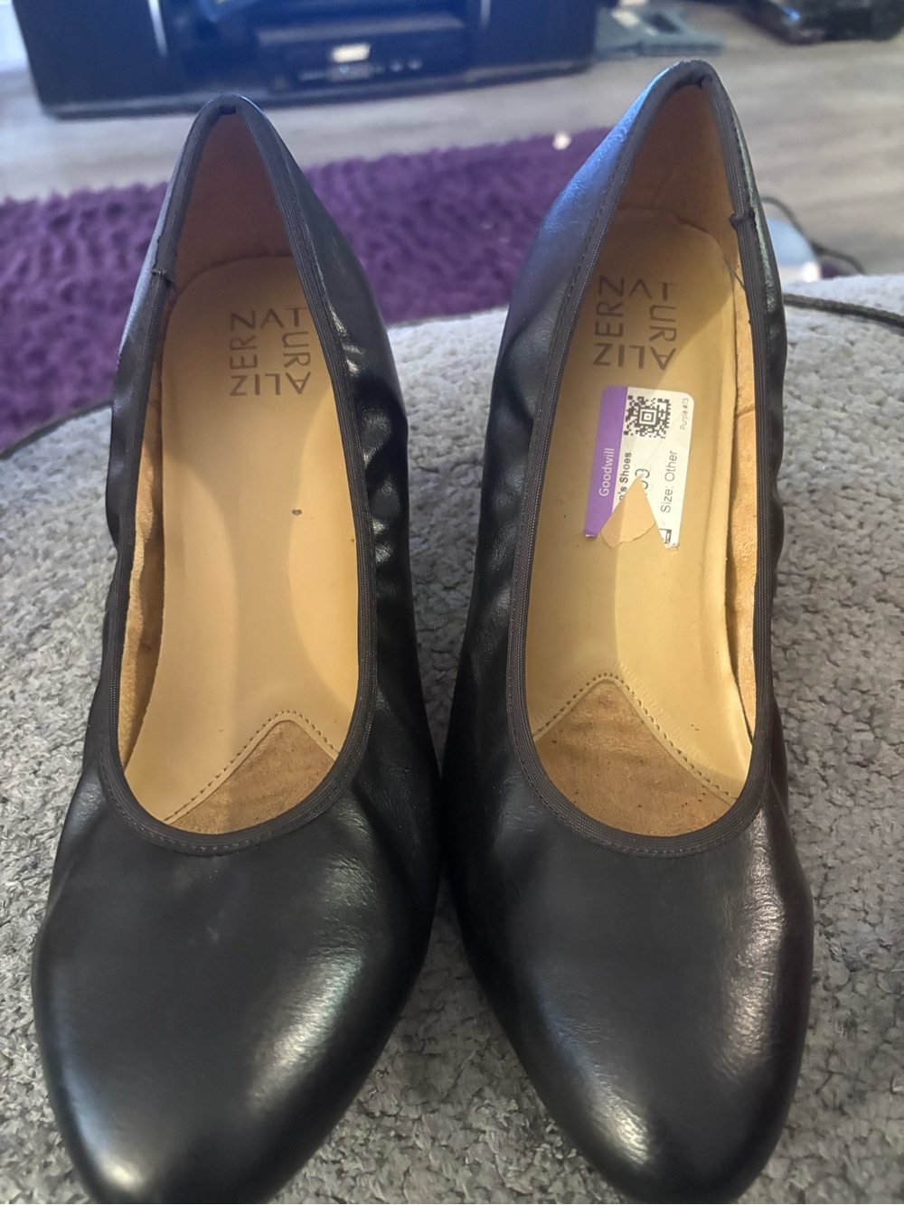 Naturalizer Black Leather Women's Rounded Toe Pump
